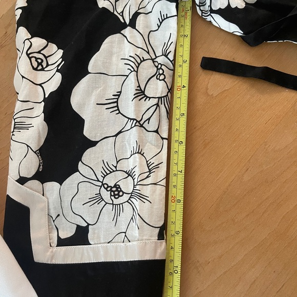 Bebe- Asian style Black and white flower cotton tunic. - Picture 9 of 10